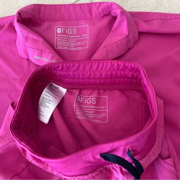 Rafaela™ Oversized Scrub Top XXS and Zamora™ Jogger Scrub Pants XXS PETITE - Picture 2 of 2